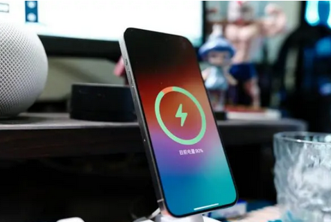 南城街道苹果15换屏服务分享用什么充电器给iPhone15充电更好 